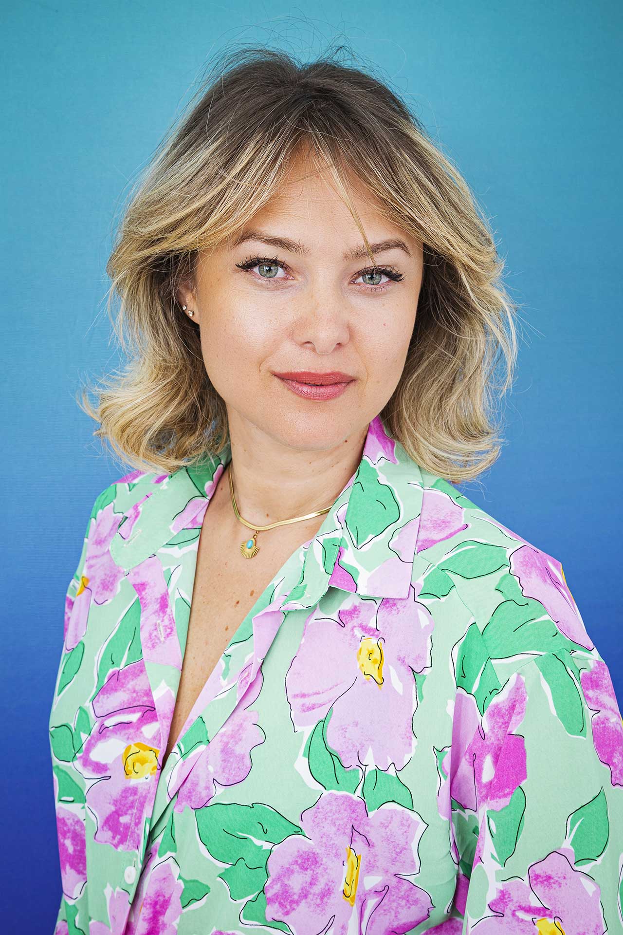 Femme tenue colorée