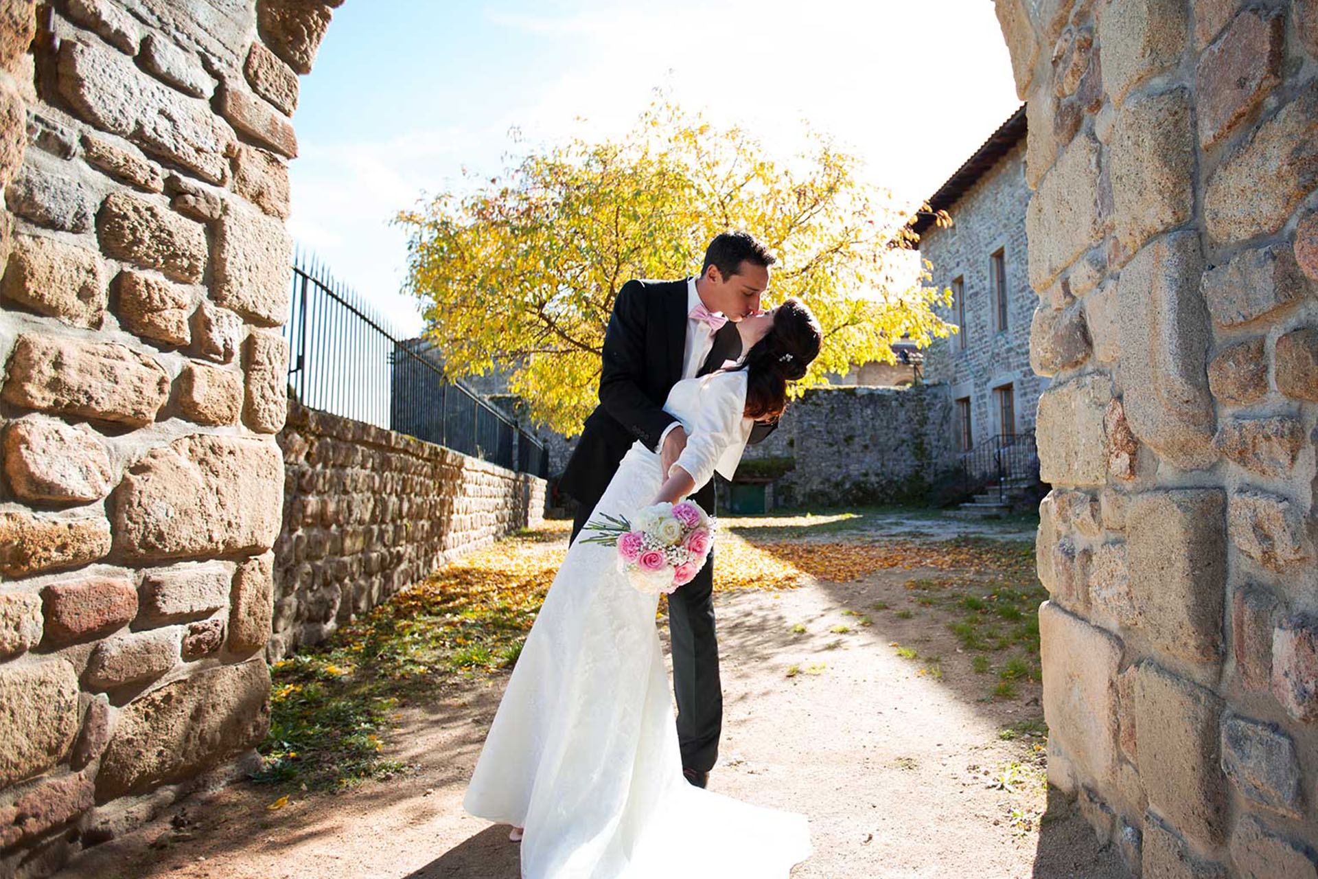 Moment intime capturé lors d'un mariage